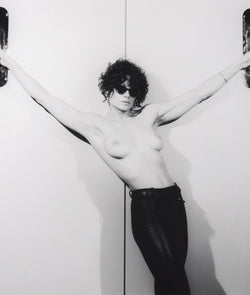 robert mapplethorpe lisa lyon 1982 2009 1980s photographer iconic american photography artist black and white studio shot strength female empowerment female bodybuilder muse