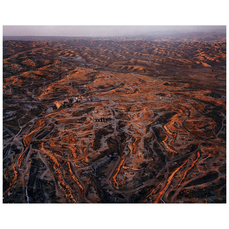 Edward Burtynsky considers a petroleum-drunk world in 'Oil' - Las