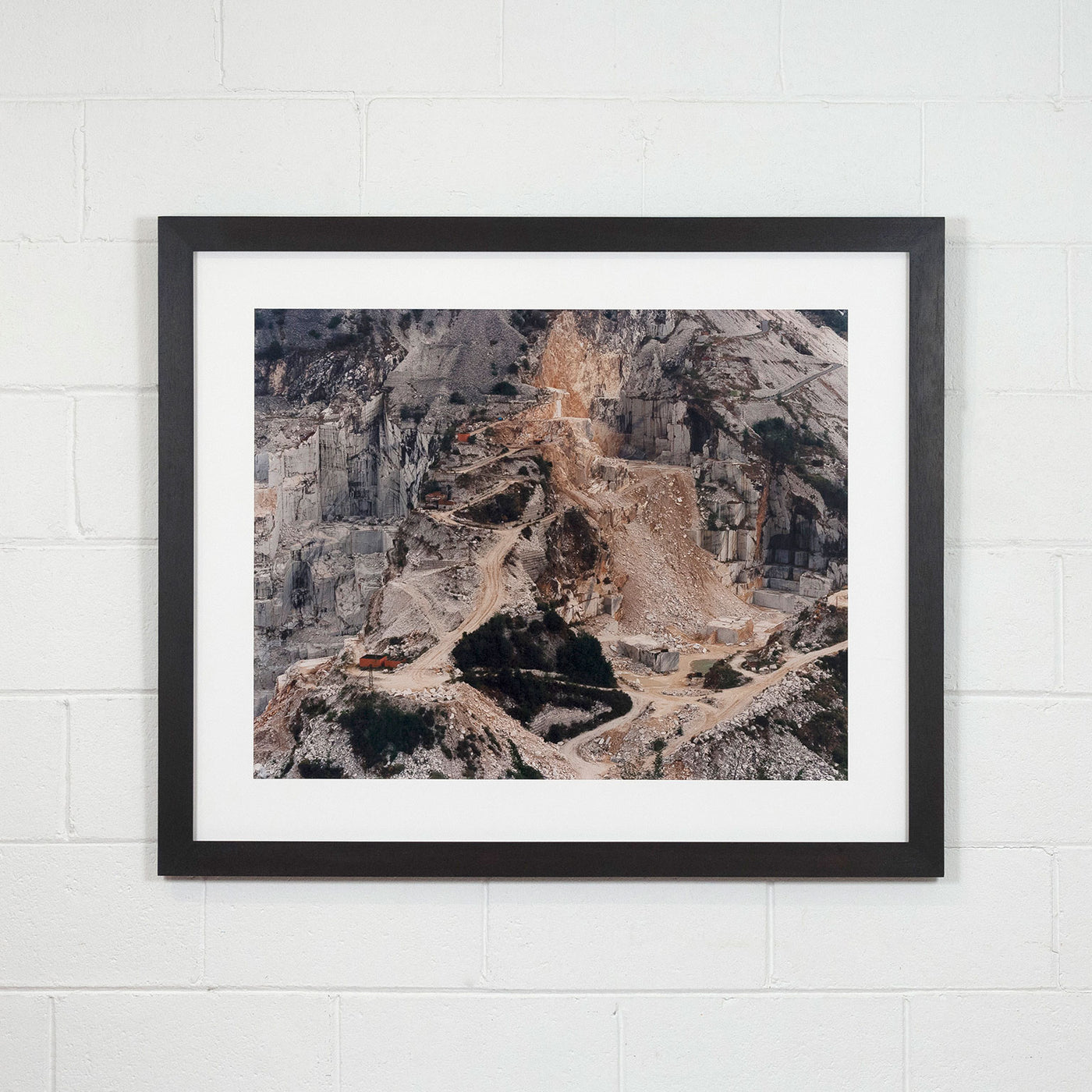 QUARRIES EDWARD BURTYNSKY 洋書　写真集 Quarries: Burtynsky, Edward: 9783865214560: Amazon.com: Books